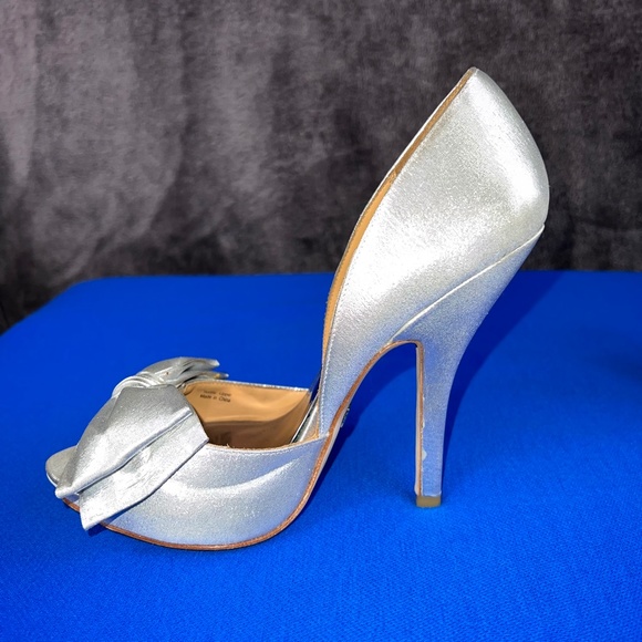 🚫SOLD! |•BADGLEY MISCHKA•| Gorgeous Satin Silver Peep Toe Hidden Platform Heel - Picture 4 of 16